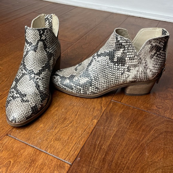 Dolce Vita Karsen snakeskin bootie - Picture 7 of 7